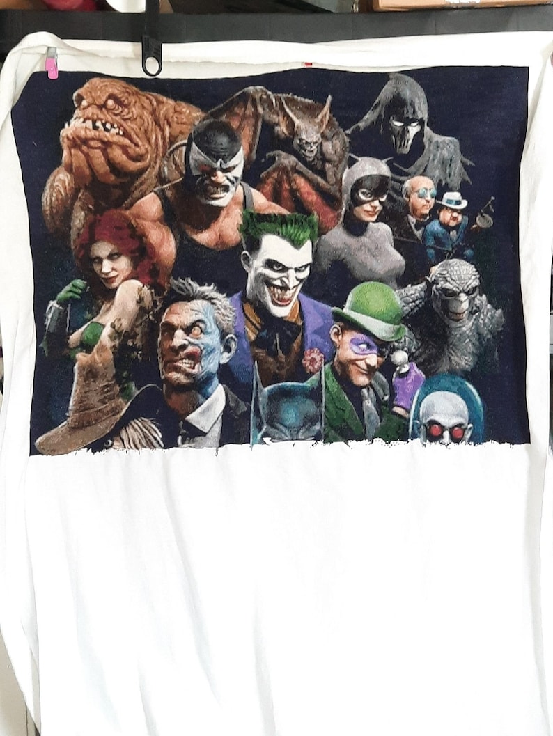 Puede incluir: Una ilustraci&oacute;n colorida de villanos de Batman, incluyendo al Joker, Bane, Catwoman y el Ping&uuml;ino. Los villanos est&aacute;n representados en un estilo oscuro y realista, con un enfoque en sus expresiones amenazantes y sus trajes.