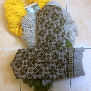 Hand knittedet ethnic mittens, Patterned wool mittens, Scandinavian winter mittens, latvian mittens with ornament, nordic sweater mittens