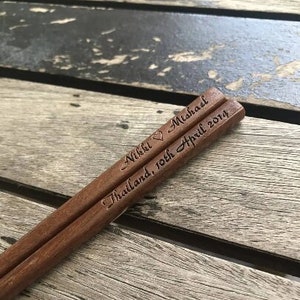 Bomboniera per matrimonio asiatico - Bacchette di legno incise personalizzate (marrone scuro) / Spedizione gratuita