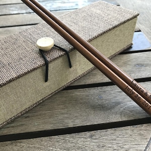 Hochzeit Esssstäbchen - 100 Paare - personalisierte gravierte Holz Essstäbchen (dunkelbraun) mit Geschenk-Box