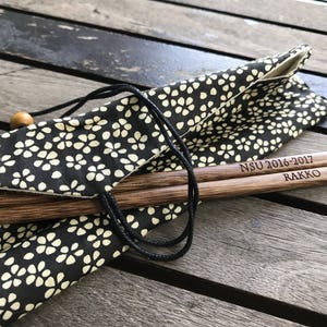 Spedizione gratuita - Bacchette di legno incise personalizzate "Chicken Wing Wood" con sacchetto di cotone / omaggio per matrimonio