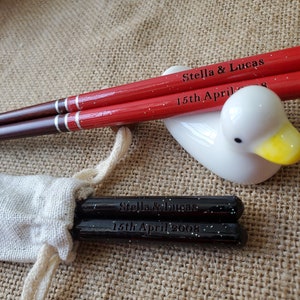 Personalized Engraved Wooden Couple Chopsticks with Linen Bag Custom Wedding Favor Unique Party Favor Bridal Shower Wedding Giveaway Gifts