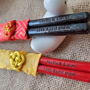 Personalized Engraved Wooden Couple Chopsticks with Silk Pouch Custom Wedding Favor Unique Party Favor Bridal Shower Wedding Giveaway Gifts
