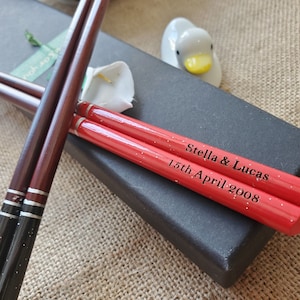 Bruiloft Gunst - Gepersonaliseerde gegraveerde houten zwart en rood paar eetstokjes met gift box unieke partij gunst bruids douche bruiloft giveaway