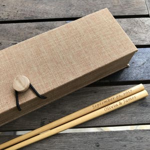 Hochzeitsstäbchen - 100 Paar - Gravur Holzstäbchen (Hellbraun) mit Geschenkbox