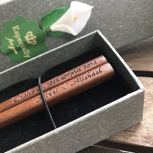 Essstäbchen zur Hochzeit - Personalisierte Essstäbchen aus Holz mit Gravur (Dunkelbraun) mit Geschenkbox | Kostenloser Versand