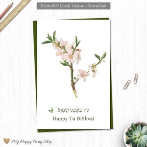 Puede incluir: Una tarjeta imprimible con un diseño floral que presenta una rama de flores de almendro rosas. La tarjeta tiene el texto "Happy Tu BiShvat" y el texto hebreo "ט"ו בִּשְׁבָט שָׂמֵחַ!"