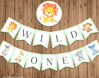 Può includere: Striscione verde e bianco con le parole "WILD ONE" in lettere verdi. Ogni lettera è su un pennone separato con un'illustrazione di animale diversa. Gli animali includono un leone, una zebra, una giraffa, un elefante, una scimmia e un rinoceronte.