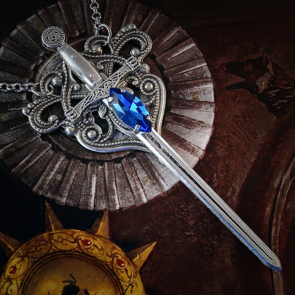Collier Épée Médiévale - Fantastique - Chevalier - Pendentif - Mythes et Légendes - Moyen-Âge - Héraldique - Armoiries - Bleu Nuit