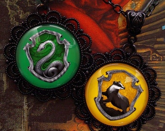 Collier Ecole des Sorciers - Blason - Serpent - Blaireau - Magie - Sorcière - École de Sorcellerie - Geek - Pop Culture