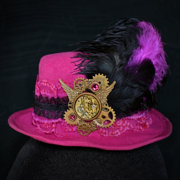 Mini Chapeau Steampunk - Rose Fuchsia - Mouvement de Montre - Rouage - Engrenage -  Mécanisme - Ailes - Bronze - Plumes - Cabaret