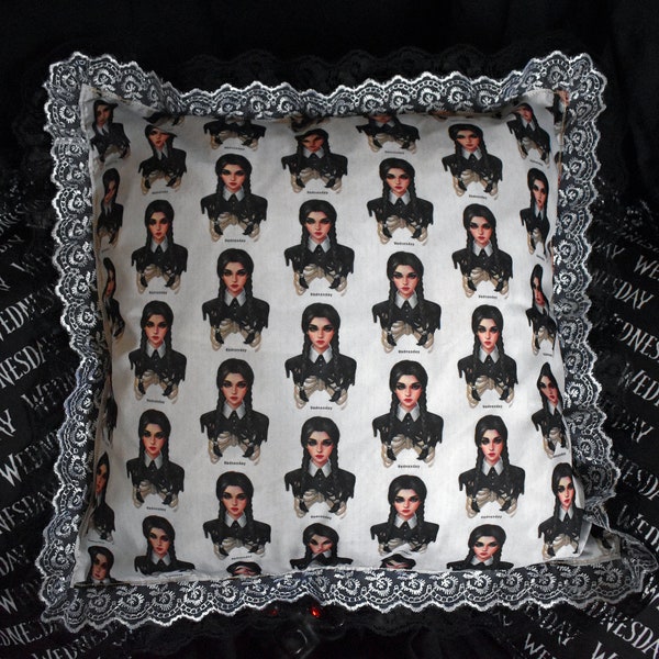 Housse de Coussin Wednesday Addams - Gothique -  Décoration pour Halloween - Gothic Girl - Squelette - Dentelles Noire et Blanche