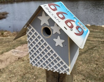 Illinois License Plate Birdhouse, Lattice Front with Stars