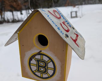 Boston Bruins Birdhouse: Massachusetts License Plate Roof, Rustic New England Cabin Decor