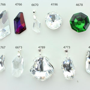 Może przedstawiać: Zestaw przezroczystych, zielonych i fioletowych kryształowych zawieszek i kamieni. Zawieszki są na srebrnych łańcuszkach. Kamienie mają różne kształty, w tym łzę, kwadrat i okrąg. Liczby 4766, 4767, 6673, 4789, 4773, 4790, 6670, 4196 i 4678 są nadrukowane nad kryształami.