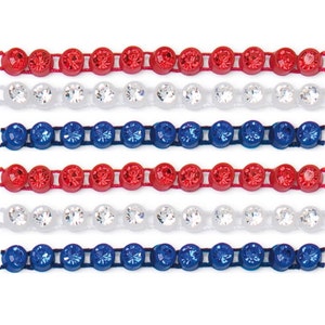 Baguage en plastique avec des pierres coupées à la machine SS13 (3,4 mm).   Le baguage n’a pas de filet.  Le prix est de 1 mètre.