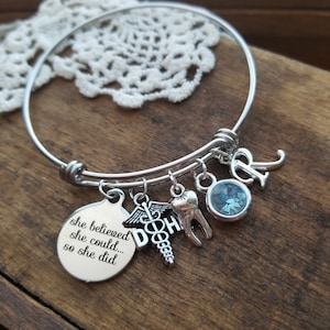 regalo de graduación de higienista dental, regalo para un dentista, pulsera personalizada, pulsera con dije de dentista, pulsera con dije de higienista dental