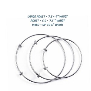 Puede incluir: Tres pulseras de brazalete plateadas de diferentes tama&ntilde;os. La pulsera m&aacute;s grande es para una mu&ntilde;eca de 7,5 a 9 pulgadas, la pulsera mediana es para una mu&ntilde;eca de 6,5 a 7,5 pulgadas, y la pulsera m&aacute;s peque&ntilde;a es para una mu&ntilde;eca de hasta 6 pulgadas.