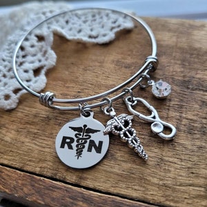 Examenspresent till sjuksköterska, examenspresent till legitimerad sjuksköterska, berlockarmband till legitimerad sjuksköterska, berlockarmband till legitimerad sjuksköterska, personliga smycken