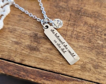 Prezent na ukończenie szkoły dla niej, Wierzyła, że może, więc zrobiła naszyjnik, prezent na ukończenie szkoły dla kobiety, prezenty inspirujące, prezenty motywujące