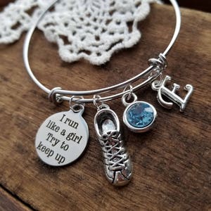 Cadeau voor hardloper, cadeau voor hardloper, ik ren als een meisje probeer bij te houden armband, gepersonaliseerd cadeau voor een hardloper, cadeau voor een atleet