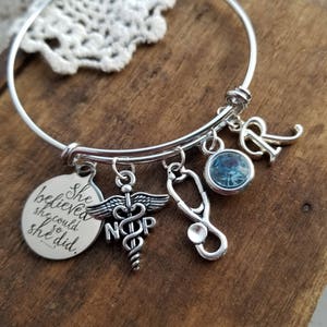 Pulsera de graduación de enfermera practicante, regalo para NP, ella creyó que podía y lo hizo pulsera de dijes, regalo de enfermera practicante para graduación