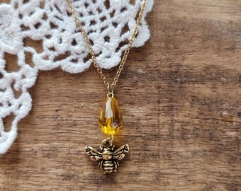 Beekeeper gift, gold honey bee necklace, insect necklace, bumblebee necklace, nature necklace, gift for a beekeeper, gift for a vegan