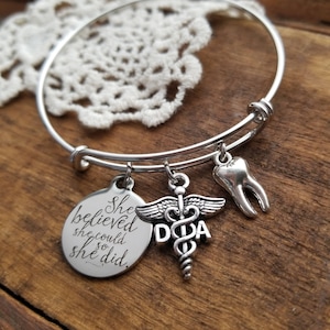 Cadeau de remise des diplômes pour assistante dentaire, bracelet de remise des diplômes, bracelet à breloques DA, bracelet pour assistante dentaire qu&#39;elle croyait pouvoir alors elle l&#39;a fait