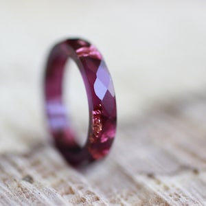 Unique purple resin band ring in Ruby color with Rose Gold leaf inside. Faceted, stackable, 4.5mm width of the band. Perfect love gift for girlfriend, wife, woman, mother, sister and friend on their birthday. Comfort fit, handmade and hypoallergenic.