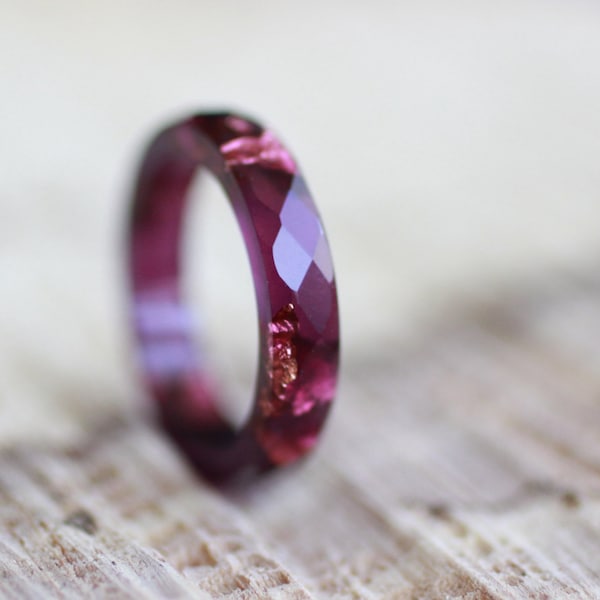 Rubin Roter Harz Ring, Lila Ring, facettierter Stapelbandring mit Kupferflocken, handgemachter Harz Schmuck Geschenk