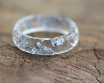 klarer Harzring, Eisring, Bandring mit Silberflocken, handgemachter Harzschmuck, Natur inspiriertes Geburtstagsgeschenk für Frauen