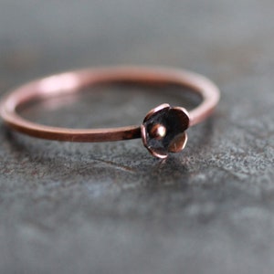 Anello in rame con fiore, anello ispirato alla natura per donna, regalo per il settimo anniversario, gioielli in rame puro sostenibile