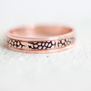 Set di anelli in rame &quot;Ciottoli&quot;, anello a fascia piatta stampato a mano, regalo del 7° anniversario per uomini e donne, gioielli sostenibili