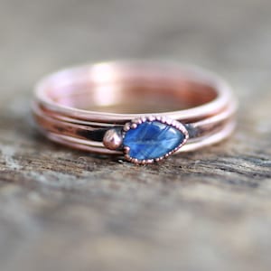Koperen ringenset, ring natuurlijk blauw saffierblad en dunne koperen banden, sieraden duurzaam cadeau voor vrouwen