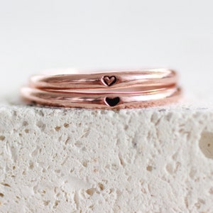 Anillo de cobre con forma de corazón fino, regalo para el séptimo aniversario, anillo de amor estampado a mano, regalo de joyería sostenible para pareja.