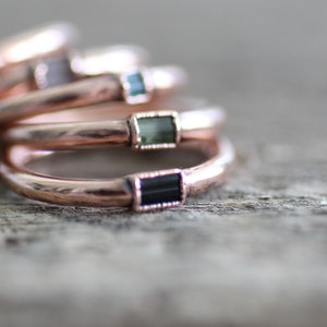 Roher grüner Turmalin Kupferring, elektrogeformter Edelsteinbandring, Kupferschmuck nachhaltiges Geschenk für Frauen Bild 1