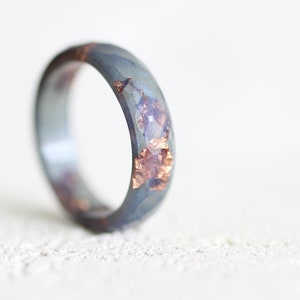 Harz Ring in der Farbe Labradorit Blau , schillernder Bandring mit Kupferflocken, handgemachtes Geschenk für Männer und Frauen