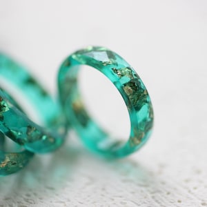 Emerald Green ring, Resin ring with Gold flakes, faceted stacking epoxy band for men and women, resin jewelry gift