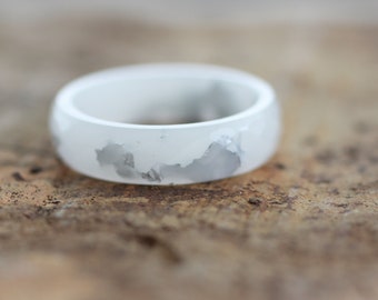 Weißer Resin Ring mit silbernem Blatt, schlichter Ehering Ring, handgemachter Resin Schmuck Geschenk für Frauen und Männer