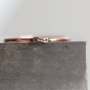 Anillo de cobre infinito, anillo de apilamiento fino y delicado, regalo del 7º aniversario, joyería sostenible de cobre para mujeres