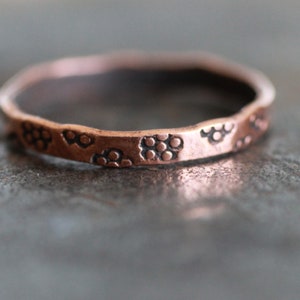 Anillo de cobre con flores estampadas a mano, regalo para el séptimo aniversario, joyería sostenible inspirada en la naturaleza para mujer.