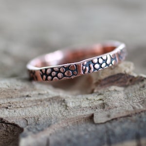 Anillo de cobre Pebbles, anillo de cobre puro, regalo para el séptimo aniversario, anillo estampado a mano, joyería de cobre, regalo sostenible para hombres y mujeres.