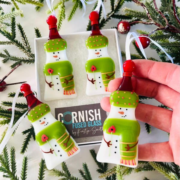 Weihnachtsdekoration: Schneemann aus Glasfusing mit Mohnblume in der Hand – Glasfusing Cornwall, Cornish Fusing Glass
