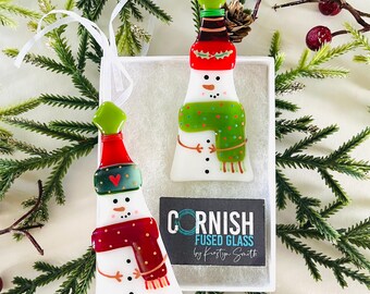 Juego de dos adornos navideños de vidrio fusionado con forma de muñeco de nieve festivo, vidrio fusionado de Cornualles, vidrio fusionado de Cornualles