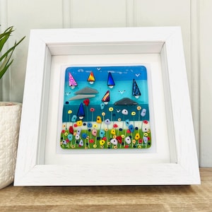 Beau voilier de bord de mer de Cornouailles avec art encadré de fleurs joyeuses, art du verre fusionné, verre fusionné de Cornouailles, verre fusionné Cornwall