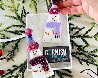 Juego de dos adornos navideños de vidrio fusionado con forma de muñeco de nieve festivo, vidrio fusionado de Cornualles, vidrio fusionado de Cornualles