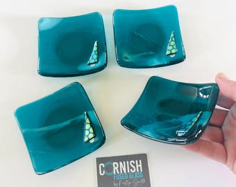 Piękny talerz na drobiazgi w kształcie żaglówki ze szkła topionego - Cornish Fused Glass, Fused Glass Cornwall