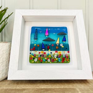 Superbe voilier de Cornouailles en verre fusionné avec art encadré de fleurs joyeuses, art du verre fusionné, verre fusionné de Cornouailles, verre fusionné Cornouailles