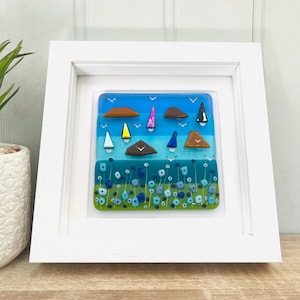 Beau voilier de bord de mer de Cornouailles avec art encadré de fleurs joyeuses, art du verre fusionné, verre fusionné de Cornouailles, verre fusionné Cornwall
