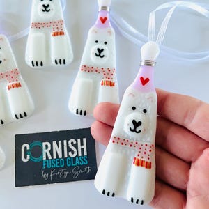 フュージングガラスのかわいいシロクマのクリスマスツリー飾り、クリスマス飾り、フュージングガラスのオーナメント、フュージングガラスのコーンウォール Pink heart